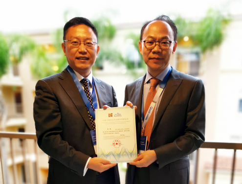 Dr Wei Pan (left) received the award certificate of “Distinguished Young Investigator of China Frontiers of Engineering” from Professor Jing Cheng (right), Academician of the Chinese Academy of Engineering, Co-Chair of the 2019 China-America Frontiers of Engineering Symposium.